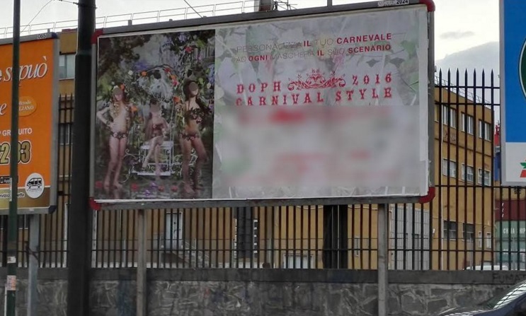 Bambine seminude nel cartellone pubblicitario: l'idea di un fotografo scatena la polemica