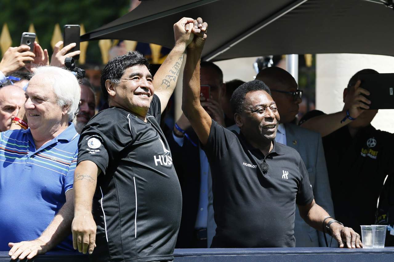 Maradona fa pace con Pelè, attacca Messi, sprona De Laurentiis e dà ancora spettacolo (VIDEO)