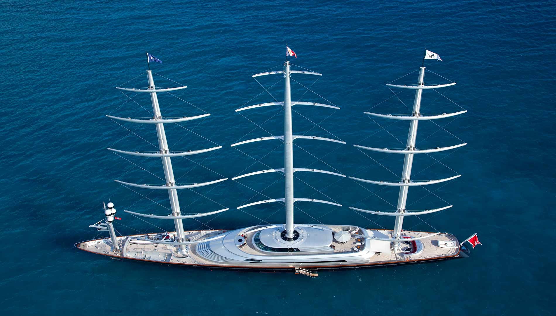 Nel golfo il Maltese Falcon, la barca più grande del mondo