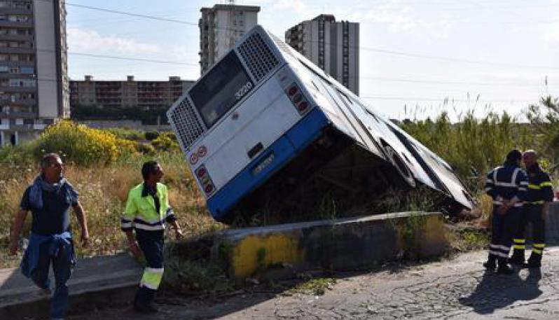 Bus finisce fuori strada: tragedia sfiorata sul Vesuvio