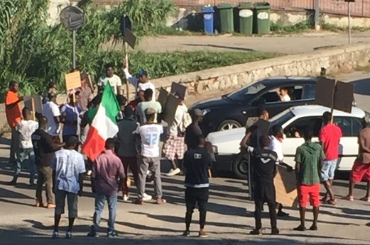 Immigrati vogliono la cittadinanza italiana e bloccano la strada statale Sannitica