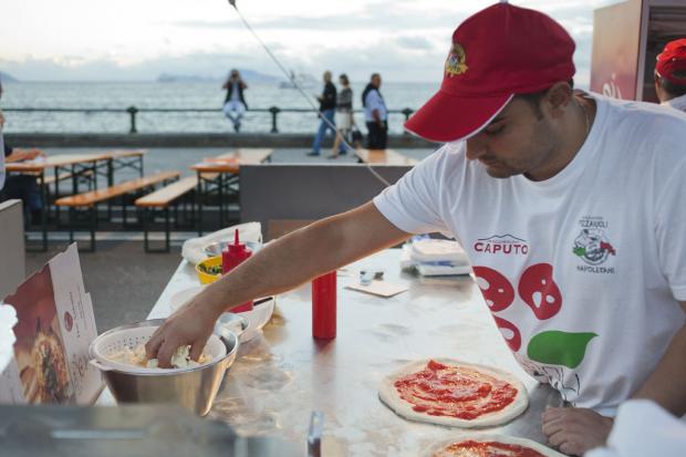 Napoli Pizza Village: la pizza all'amatriciana e parte degli incassi ai terremotati