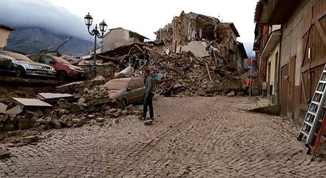 Terremoto nel centro Italia: 21 morti, ma si continua a scavare tra le macerie