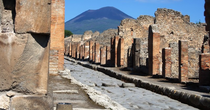 Scavi di Pompei: turisti olandesi cercano di rubare una pietra affrescata