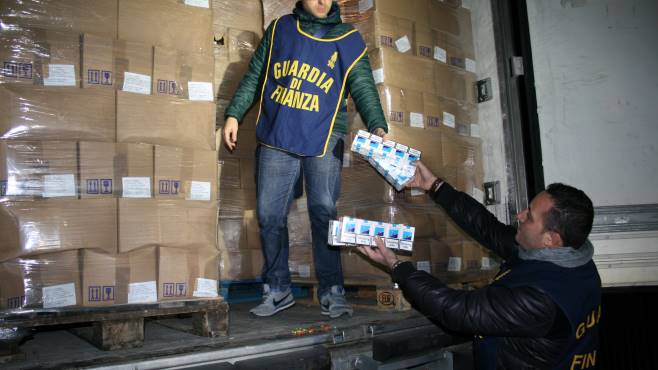 Sigarette di contrabbando: sequestrate sei tonnellate