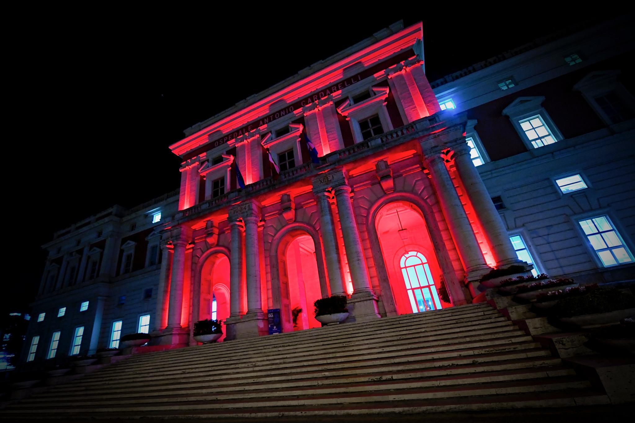 Violenza contro le donne: il Cardarelli si tinge di rosso