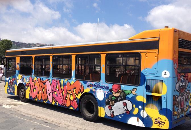 Baby gang in azione: sassaiola contro bus nel Napoletano