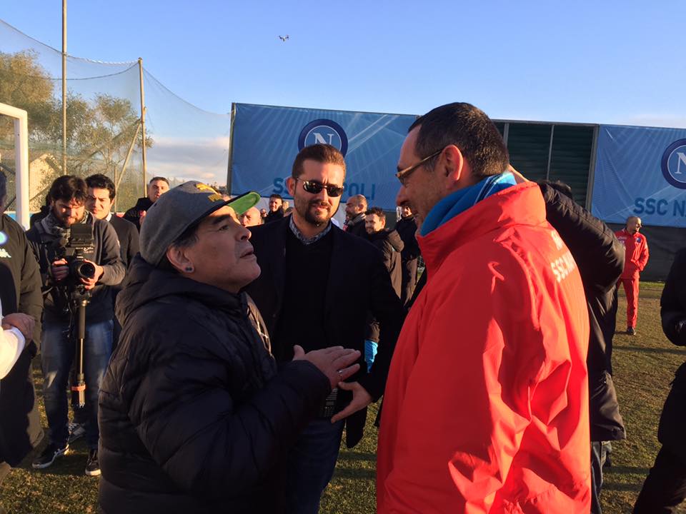 Maradona in visita a Castelvolturno, sorrisi e strette di mano con Sarri e la squadra