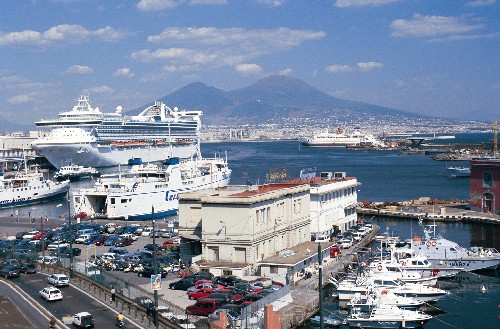Covid, 20 positivi su traghetto nel Porto di Napoli