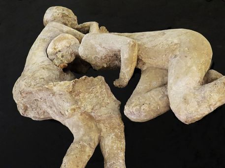 Scavi di Pompei: calco di abbraccio tra uomini