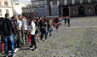 Il grande cuore di Napoli: i cittadini scendono in piazza per il piccolo Alex