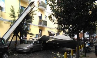 Alberi sradicati e tetti spazzati via, il vento mette in ginocchio Napoli (FOTO)