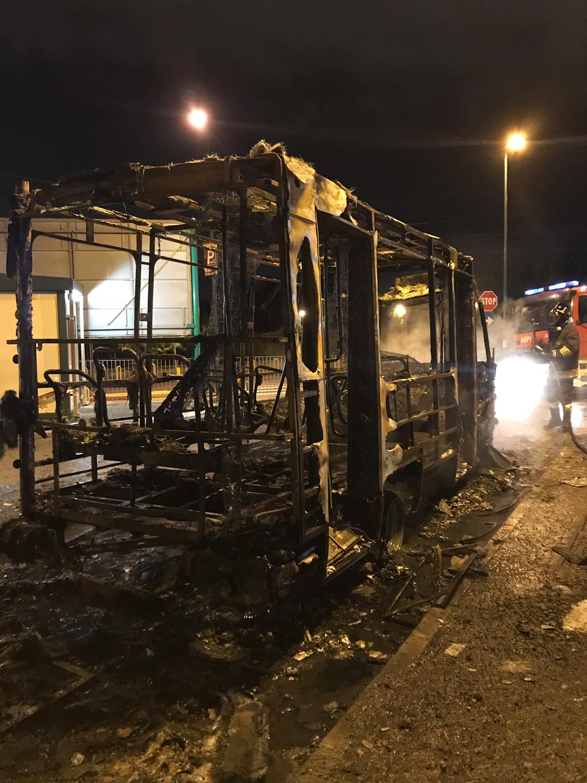 Bus Anm distrutto dalle fiamme nello stazionamento del Cardarelli