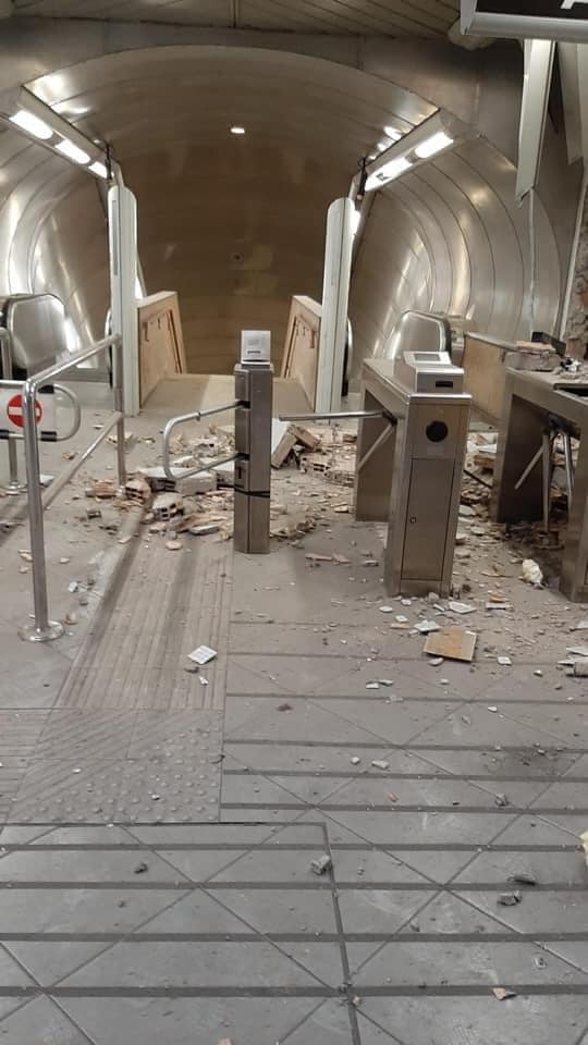 Maltempo a Napoli, crollano pareti nella stazione metro di Salvator Rosa - FOTO