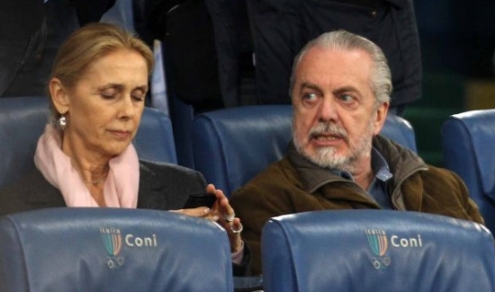 Con il presidente del Calcio Napoli, Aurelio De Laurentiis, risultano indagati anche i figli Edoardo e Valentina e la moglie Jacqueline.