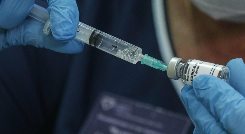 Covid, crollano le somministrazioni di quarta e quinta dose di vaccino