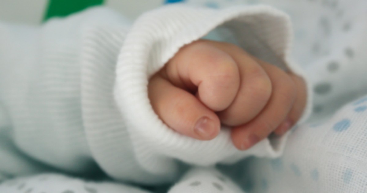 Choc a Napoli: neonato non smette di piangere e il padre lo picchia