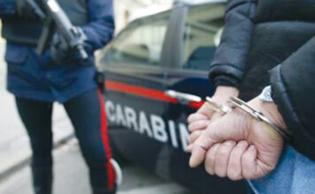 Napoli, inseguimento da film in strada: rider braccano ladro d'auto e lo fanno arrestare