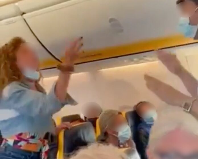 Ibiza, non mette la mascherina e sputa: caos in aereo