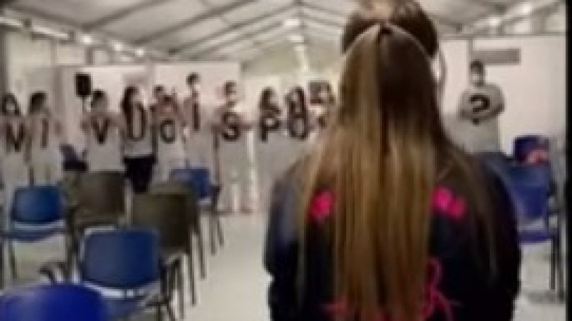 Caserta, proposta di matrimonio nell'hub vaccinale (VIDEO)