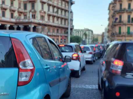 Ingorghi stradali, i napoletani perdono 35 ore all'anno