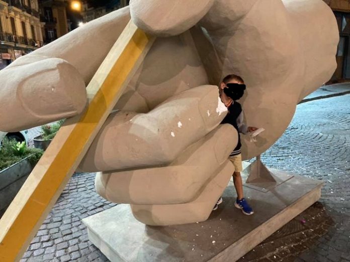 Napoli, baby teppisti danneggiano scultura vicino al Trianon