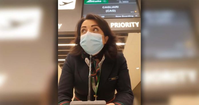 Alitalia, commozione dell'hostess che annuncia ultimo volo