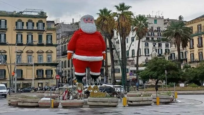 Piazza Vittoria spunta un mega Babbo Natale