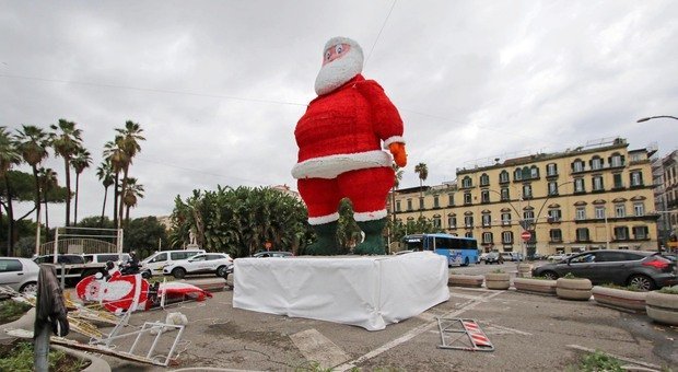 Piazza Vittoria, rimosso il maxi Babbo Natale