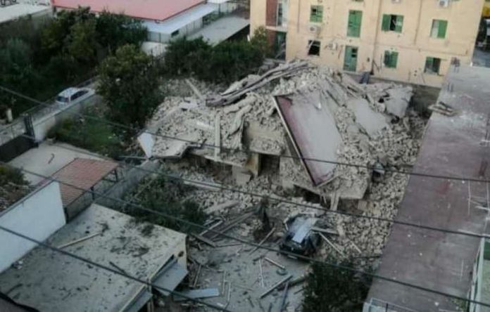 Crolla edificio nel Casertano: donna estratta viva dalle macerie