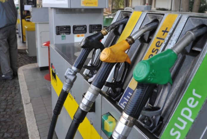 Prezzo benzina e diesel in aumento oggi in Italia, effetto accise su carburanti