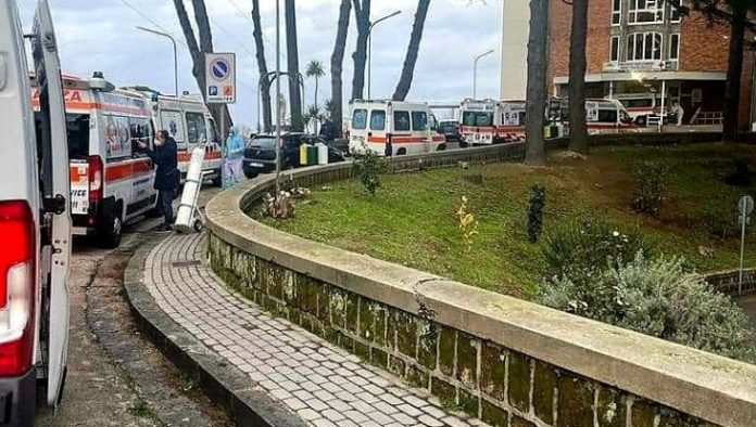 Covid, ospedale Cotugno: ambulanze e auto in fila per ore