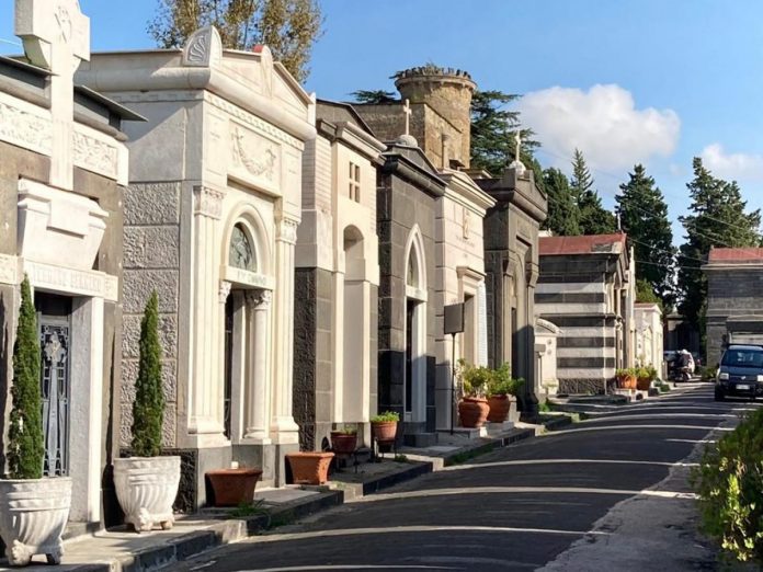 Rubavano portafiori al cimitero di Fuorigrotta: denunciati 2 romeni