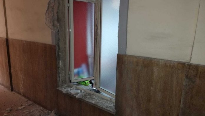 Atto vandalico nella sede della Filcams Cgil in piazza Garibaldi, a Napoli: i responsabili del sindacato hanno trovato questa mattina porte e mobili rotti e una grata divelta.