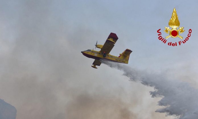 Incendio sul Vesuvio: elicotteri e canadair in azione per spegnere le fiamme