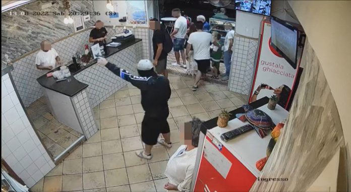 Pianura, rapina choc in pizzeria: pistola contro i clienti e spari al soffitto (VIDEO)