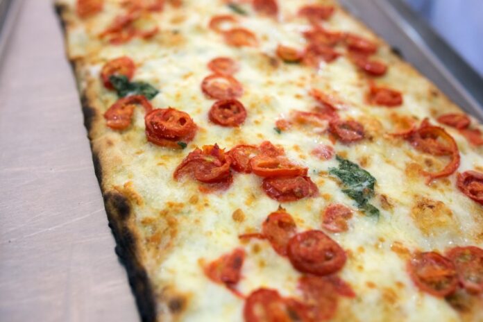 Pizza a metro, a Vico Equense scoppia la guerra