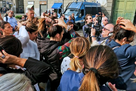 Iran, a Napoli donne in piazza con capelli legati per Hadith