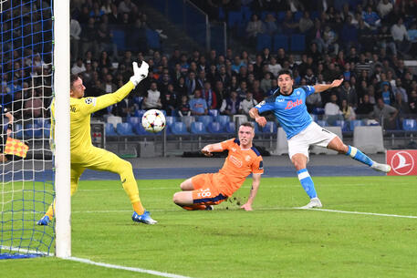 Simeone affonda i Rangers, 3-0 del Napoli al Maradona