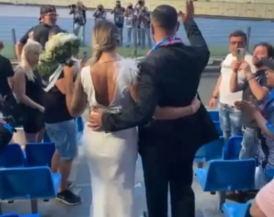 Napoli-Sassuolo, al Maradona in curva tra i tifosi anche due sposi (VIDEO)