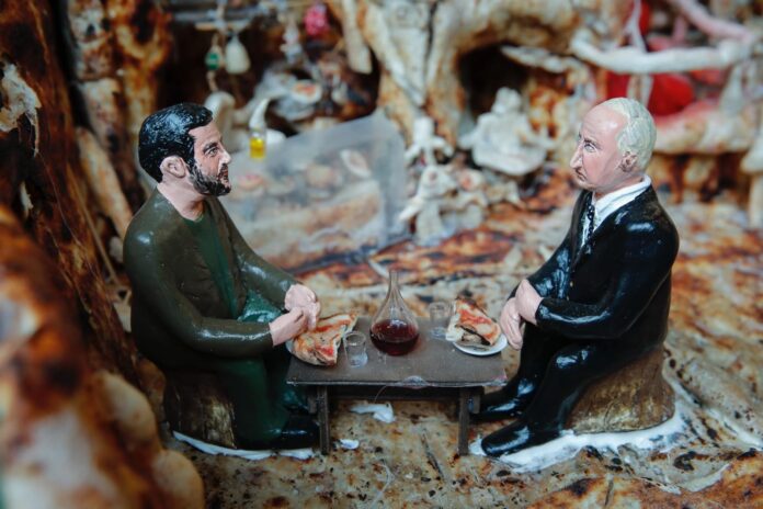 Presepe-pizza, Putin e Zelensky mangiano insieme per la pace