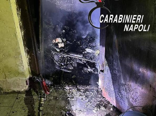 Giugliano, incendio in un edificio: donna su sedia a rotelle salva grazie ai carabinieri