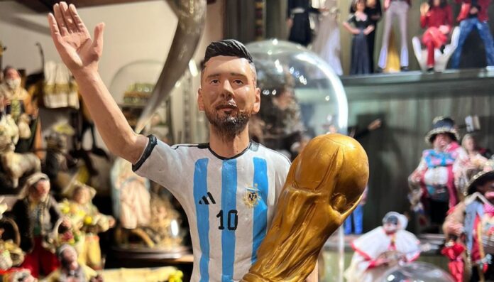 Leo Messi con la Coppa approda sul presepio napoletano
