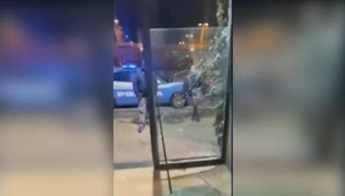 Napoli, rubano ambulanza e sfondano vetrina pizzeria per portare via soldi e affettatrice