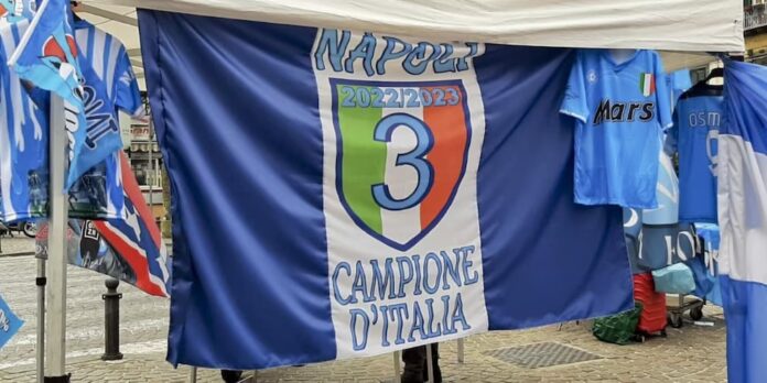 Napoli, l'entusiasmo supera la scaramanzia: spuntano le bandiere del terzo scudetto