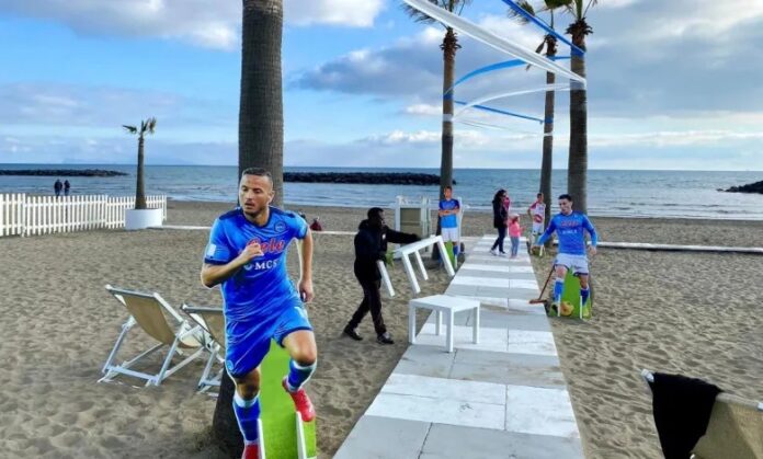 Napoli e scudetto, in spiaggia a Bacoli sagome di squadra e Maradona