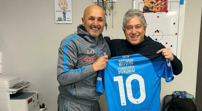 Napoli, Spalletti regala la maglia numero 10 al professore Antonio Giordano