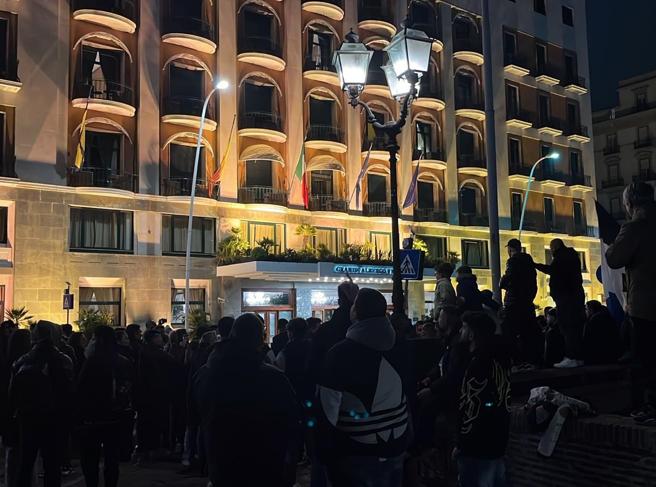 Napoli, cori e fumogeni nella notte sotto l'albergo per non far dormire i giocatori del Milan