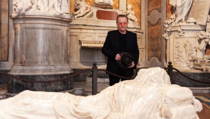 Bono Vox in visita a Cappella Sansevero: incantato dal Cristo Velato