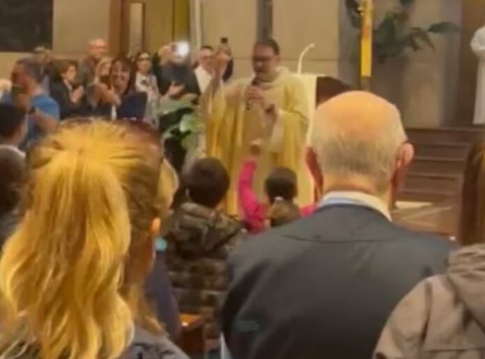 Coro da stadio in chiesa a Fuorigrotta, prete e fedeli cantano: “Napoli torna campione” (VIDEO)